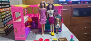 Camioneta Barbie con las 3 muñecas y accesorios