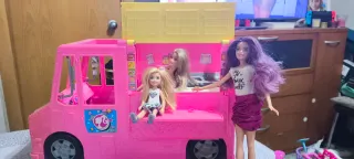 Camioneta Barbie con las 3 muñecas y accesorios