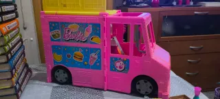 Camioneta Barbie con las 3 muñecas y accesorios