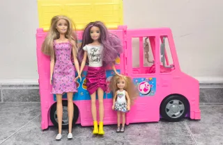 Camioneta Barbie con las 3 muñecas y accesorios