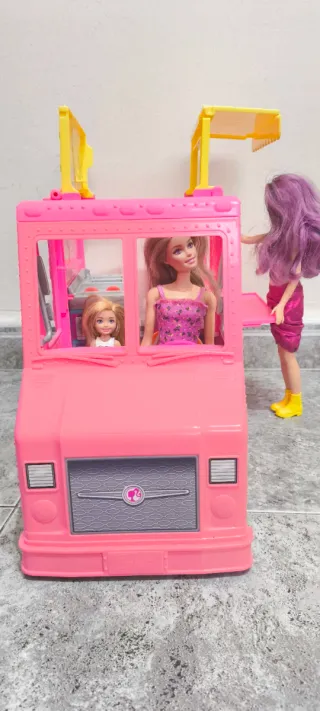 Camioneta Barbie con las 3 muñecas y accesorios