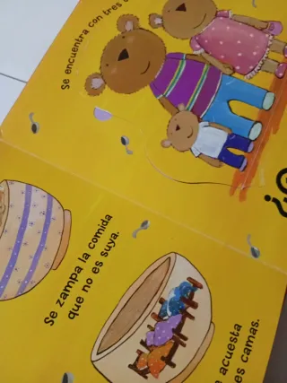 ¿Quién es? ¡Los tres cerditos!: Un libro de adi...