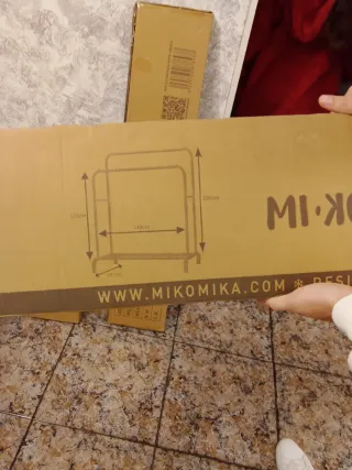 Colgador de ropa grande negro