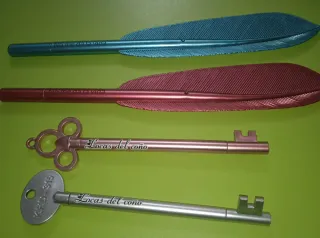 Bolígrafos con forma de llaves plumas etc...