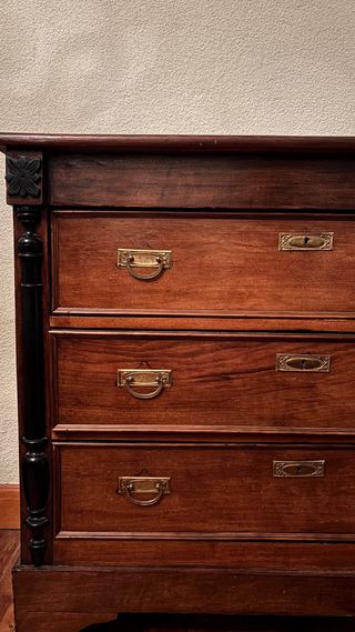 Cómoda clásica de madera oscura