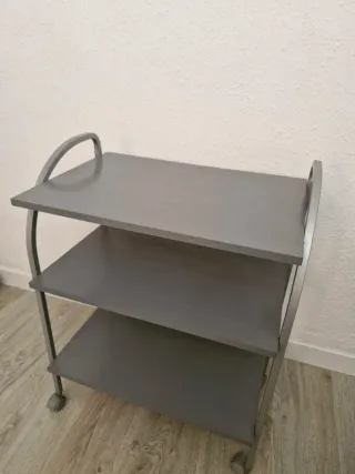 Mueble auxiliar gris con ruedas