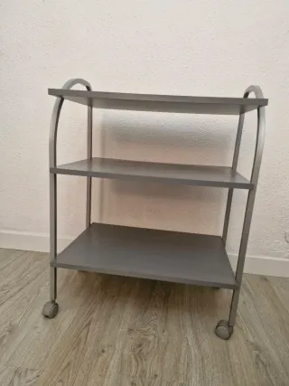 Mueble auxiliar gris con ruedas
