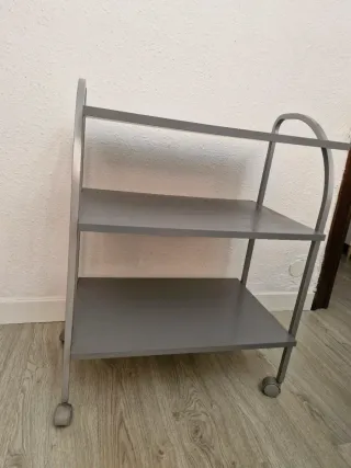 Mueble auxiliar gris con ruedas