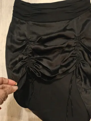 Gonna nera con rouches