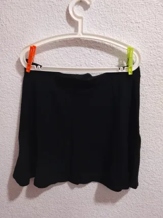 Falda negra con cremallera