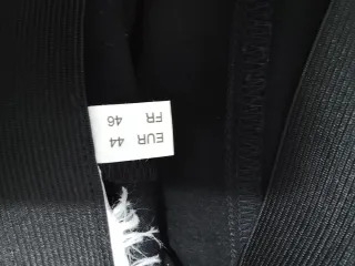 Falda negra con cremallera