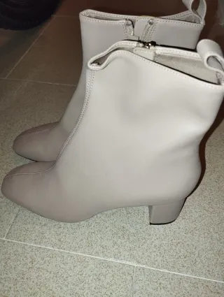 Botín Beige Cuadrado Tacón