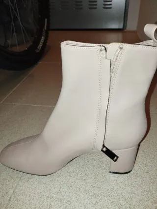 Botín Beige Cuadrado Tacón