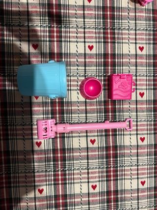 Perro Barbie Come y Hace Caca