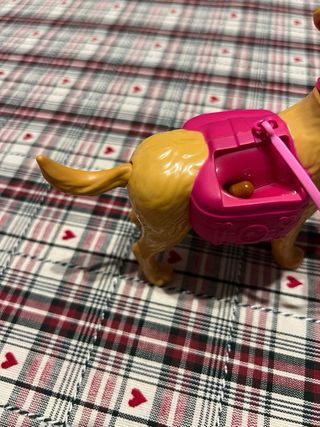 Perro Barbie Come y Hace Caca