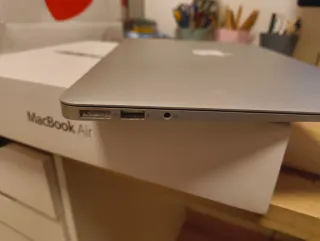 MacBook Air 1.8 GHz i5 4GB RAM 128GB SSD