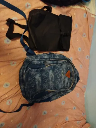 Mochilas negra y azul