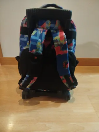 Mochila con ruedas y estuche