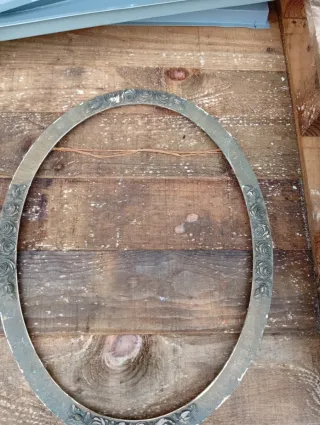 Marco ovalado de madera con rosas