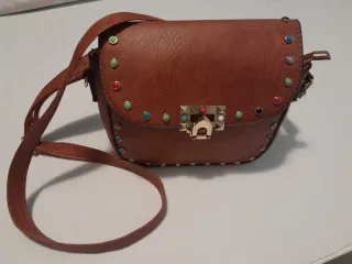 Borsa tracolla in pelle marrone con borchie