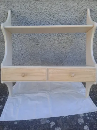 Estantería de madera con cajones para colgar