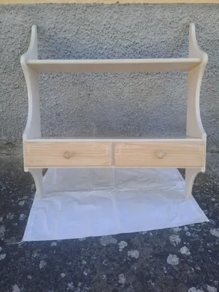 Estantería de madera con cajones para colgar