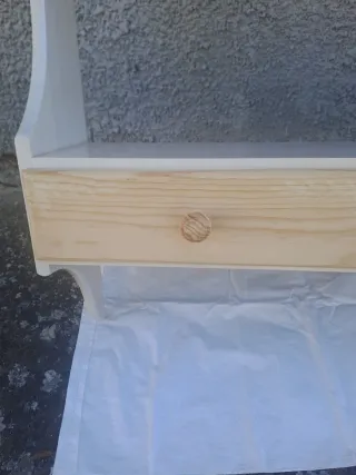 Estantería de madera con cajones para colgar