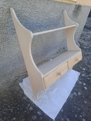 Estantería de madera con cajones para colgar