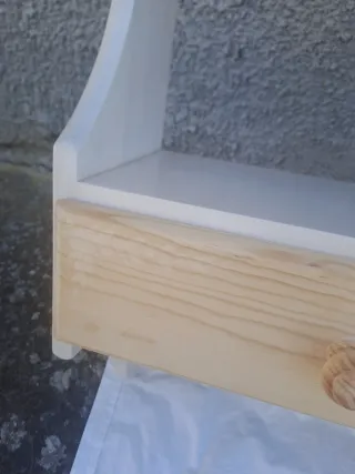 Estantería de madera con cajones para colgar