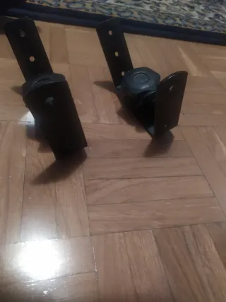 Colgador de altavoces con tornillos