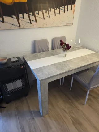 Mesa comedor gris con 4 sillas y fundas
