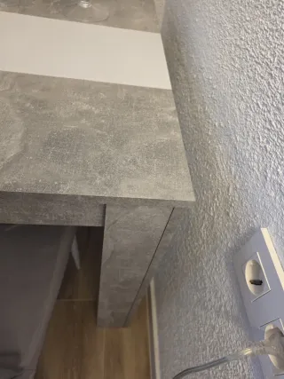 Mesa comedor gris con 4 sillas y fundas