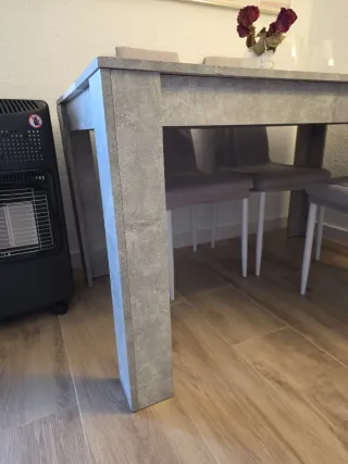 Mesa comedor gris con 4 sillas y fundas