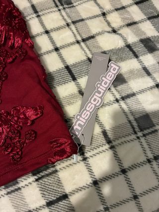 Vestido rojo con flores