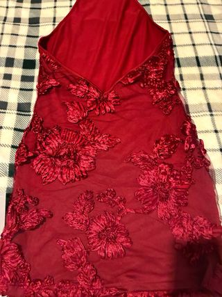 Vestido rojo con flores