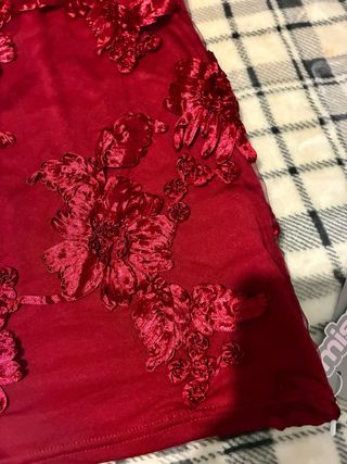 Vestido rojo con flores