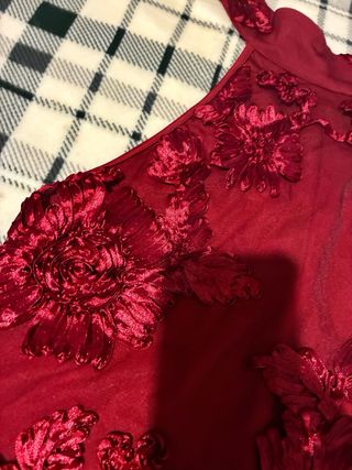 Vestido rojo con flores