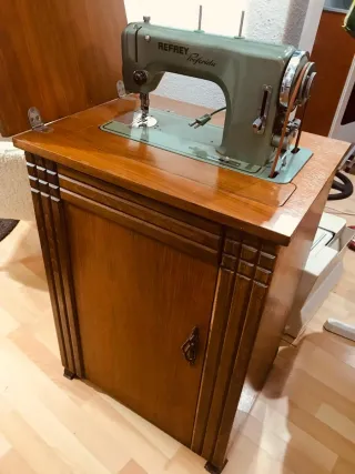 Máquina de coser Refrey Preferida antigua