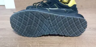 Zapatos de trabajo negros y amarillos