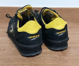 Zapatos de trabajo negros y amarillos