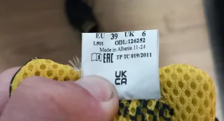 Zapatos de trabajo negros y amarillos