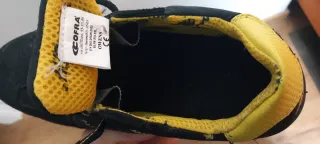 Zapatos de trabajo negros y amarillos