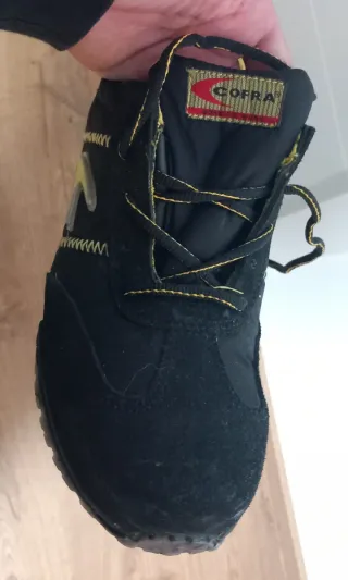 Zapatos de trabajo negros y amarillos