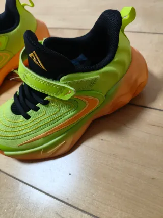 Zapatillas Nike niño verde y naranja