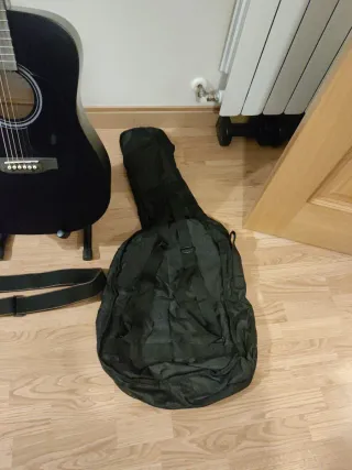 Guitarra negra casi nueva + soporte + funda