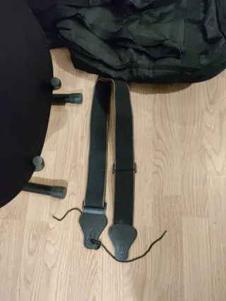 Guitarra negra casi nueva + soporte + funda