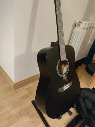Guitarra negra casi nueva + soporte + funda
