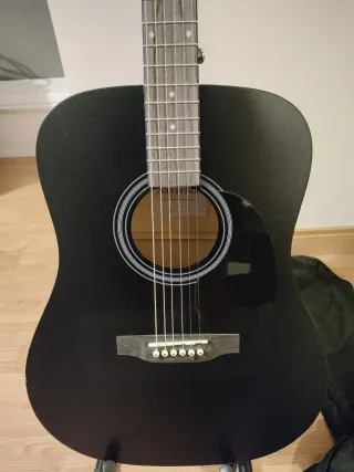 Guitarra negra casi nueva + soporte + funda