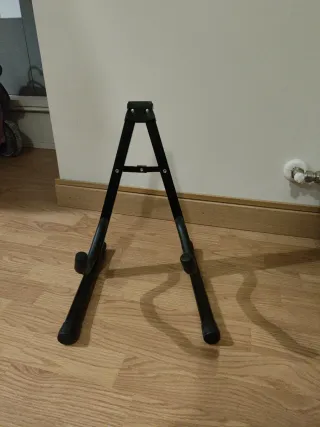 Guitarra negra casi nueva + soporte + funda