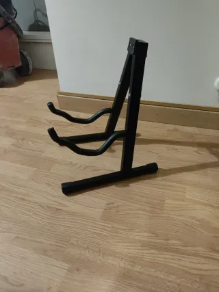 Guitarra negra casi nueva + soporte + funda